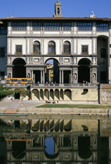 Arno River Florence Italy Imprime: The Uffizi reflected in the Arno river