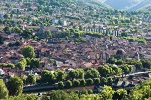 Lote Imprime: Vista de Figeac que muestra tejados, árboles y edificios en Midi-Pirineos en Francia.