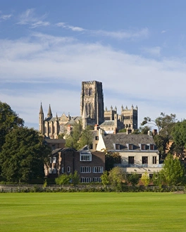 County Durham Landscape Photography Imprime: View across riverside playing fields to the cathedral, Durham, County Durham