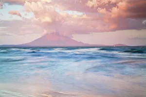 Impresiones de Punto de vista desde el Monte San Jorge sobre el volcán Concepción en la Isla del Ometepe, Nicaragua y América central Nicaragua Imprime: Vista desde el Cerro de San Jorge del volcán Concepción en la Isla de Ometepe