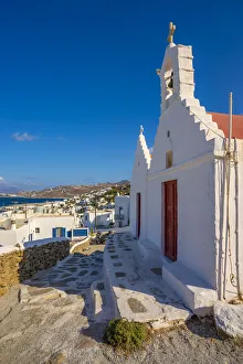 Greek Island Hopping Guide Imprime: View of whitewashed chapel overlooking town, Mykonos Town, Mykonos, Cyclades Islands
