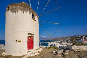 Mykonos Windmill Imprime: View of whitewashed windmill overlooking town, Mykonos Town, Mykonos, Cyclades Islands