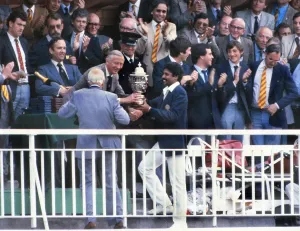 Se le presenta al Kapil Dev la Copa Mundial de Cricket en 1983
