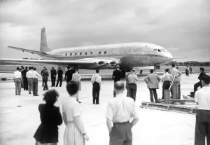 Impresiones de Cometa 1ª aparición julio 1947 Vuelo Imprime: 'Primera aparición del prototipo DH Comet 1'.