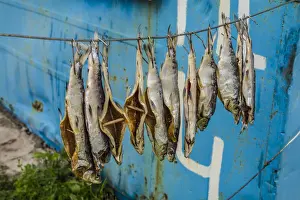 Lago Imprime: Armenia, Lago de Seván, Seván; pescaderías que venden pescado ahumado