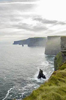 Cliffs Of Moher Ireland Imprime: Cliffs of Moher with stack. Liscannor, Munster, Co. Clare, Ireland, Europe