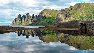 Senja Island Hiking Trails Imprime: Devil's teeth Mountain mirrored, Ersfjorden, Senja, Northern Norway