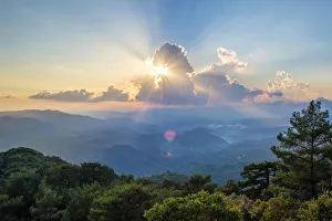 Impresiones de Puesta de sol dramática sobre la cordillera de Troodos, Pano Platres, Distrito de Limasol, Chipre Imágenes Relacionadas Imprime: Puesta de sol dramática sobre la cordillera montañosa de Troodos