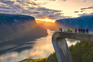 Las personas fotografiando atardecer en el fiordo desde la vista de Stegastein, perspectiva aérea