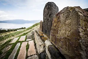 Lago Imprime: Estela cerca del monasterio de Sevanavank en el lago Sevan