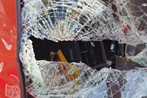 Imágenes fechadas en 2009: Un coche con el parabrisas roto y estrellado