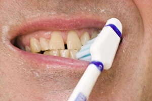 Personal Hygiene Images Imprime: A man brushing his teeth