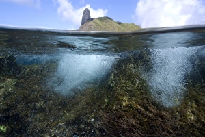 Fernando De Noronha Island Imprime: Morro do pico and wave breaking over reef