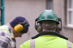 Construction Worker Safety Gear Imprime: Workmen using ear protectors