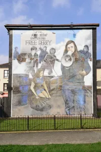 Condado De Londonderry Imprime: Irlanda del Norte, Derry, La serie de murales 'La Galería del Pueblo' en el Mural Bogside conocido