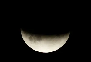 Eclipse Imprime: Una eclipsión parcial de la luna se ve en Berlín