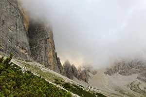 European Nature Views Imprime: View of mountain range in low cloud