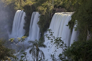 Iguazu National Park Scenery Imprime: View of waterfall with viewing platform, Iguazu Falls, Iguazu N. P. Argentina