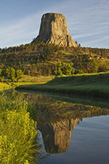 Devils Tower National Monument Imprime: Devils Tower National Monument, Wyoming, reflected in Belle Fourche River at sunrise