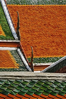 Ceramic Tile Pattern Imprime: Pattern in ceramic tiles on overlapping rooftops, Wat Pho, Bangkok, Thailand