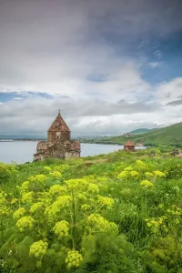 Lugar Imprime: Armenia, Sevan. La iglesia del monasterio de Sevanavank, fachada exterior