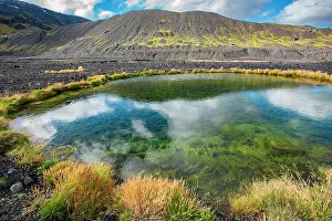Icelandic Geology Imprime: Tiny pond created by violent volcanic forces