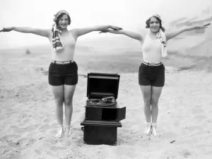 Rostros Famosos Imprime: FONOGRÁFO, c1929. Joan Crawford y Dorothy Sebastian fotografiadas c1929 con un fonógrafo portátil en Santa Mónica