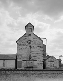 Rural America Photographs Imprime: GRAIN ELEVATORS, 1990. A grain elevator in Chokio, Minnesota. Photograph, 1990
