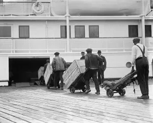 Vintage Shipping Images Imprime: LOADING FREIGHT, c1924. Dockworkers loading cargo onto a steamship. Photograph, c1924