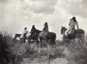 Vintage Indian Images Imprime: APACHE ON HORSEBACK, c1906. Before the storm