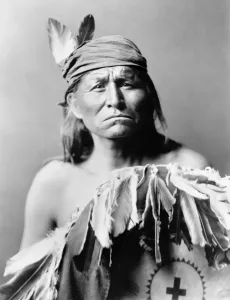 Vintage Native American Art Imprime: APACHE MAN, c1903. Portrait of an Apache man. Photograph by Edward Curtis, c1903