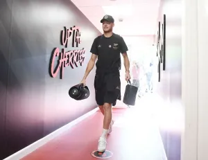 El portero de Arsenal, Aaron Ramsdale, se prepara para el enfrentamiento con Bournemouth en la temporada 2022/23 de la Liga Premier