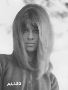 Bathsheba Everdine (Julie Christie), Una Joven Voluntariosa Y Coqueta, Hereda Inesperadamente Una Gran Granja Y Se Enreda Sentimentalmente Con Tres Hombres Muy Diferentes. Imprime: Lejos de la Multitud Confundida.
