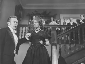 Bathsheba Everdine (Julie Christie), Una Joven Voluntariosa Y Coqueta, Hereda Inesperadamente Una Gran Granja Y Se Enreda Sentimentalmente Con Tres Hombres Muy Diferentes. Imprime: Lejos de la Multitud Alocada.