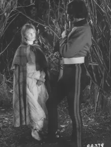 Bathsheba Everdine (Julie Christie), Una Joven Voluntariosa Y Coqueta, Hereda Inesperadamente Una Gran Granja Y Se Enreda Sentimentalmente Con Tres Hombres Muy Diferentes. Imprime: Lejos de la Multitud Confundida.