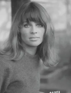 Bathsheba Everdine (Julie Christie), Una Joven Voluntariosa Y Coqueta, Hereda Inesperadamente Una Gran Granja Y Se Enreda Sentimentalmente Con Tres Hombres Muy Diferentes. Imprime: Lejos De La Multitud Confundida.