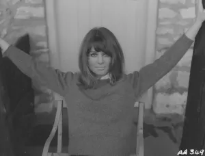 Bathsheba Everdine (Julie Christie), Una Joven Voluntariosa Y Coqueta, Hereda Inesperadamente Una Gran Granja Y Se Enreda Sentimentalmente Con Tres Hombres Muy Diferentes. Imprime: Lejos de la Multitud Alocada.