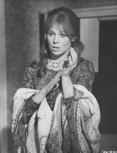Bathsheba Everdine (Julie Christie), Una Joven Voluntariosa Y Coqueta, Hereda Inesperadamente Una Gran Granja Y Se Enreda Sentimentalmente Con Tres Hombres Muy Diferentes. Imprime: Lejos de la multitud alocada.