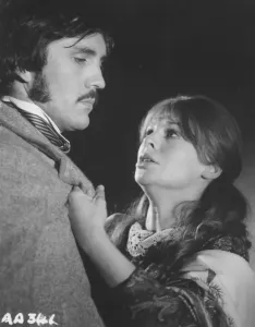 Bathsheba Everdine (Julie Christie), Una Joven Voluntariosa Y Coqueta, Hereda Inesperadamente Una Gran Granja Y Se Enreda Sentimentalmente Con Tres Hombres Muy Diferentes. Imprime: Lejos de la Multitud Alocada.