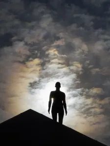 "Anthony Gormley hombre - una escultura pública en un tejado en Oxford".