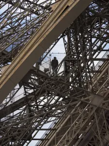 Paris Eiffel Tower Imprime: Climbing the Eiffel Tower