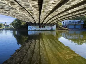 Patrones de luz desde las reflexiones del río bajo el puente Donnington, Oxford.
