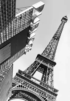 Imágenes fechadas en septiembre de 2006: Torre Eiffel inclinada