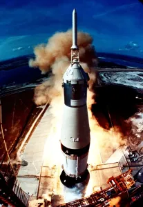 Imágenes fechadas en abril de 2006: El lanzamiento de un cohete espacial.
