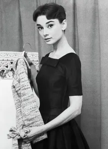 Audrey Hepburn con abrigo de Givenchy.