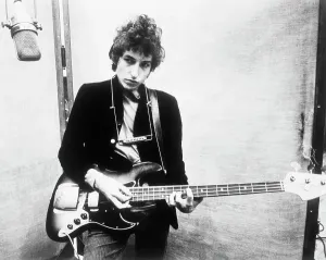 Venta de obras de arte: Bob Dylan Sosteniendo la Bajo Guitarra.