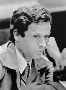 Cerca de Ted Bundy descansando la cabeza en el puño.