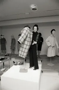 Diana Vreeland Muestra un Abrigo con Una Costura.