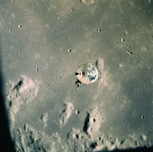 Apollo 11 Mission Imprime: Distant View of the Command Module