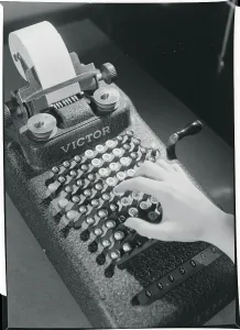 Antique Office Equipment Imprime: Hand Typing on an Adding Machine